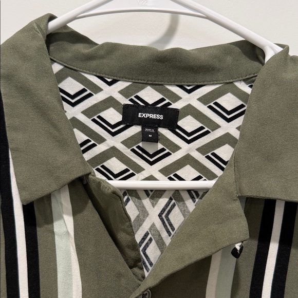 Express Geometric Patterned Button-Up Shirt - Picture 3 of 4